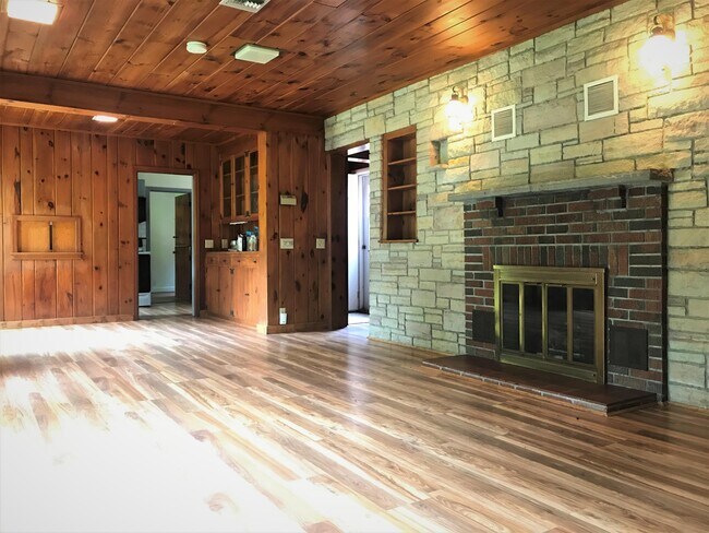 Building Photo - 2207 S Fish Hatchery Rd