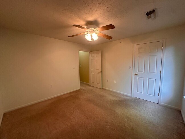 Foto del edificio - Spacious 2BR Condo with Flex Space & Private Balcony in Crestwood’s Madison Park