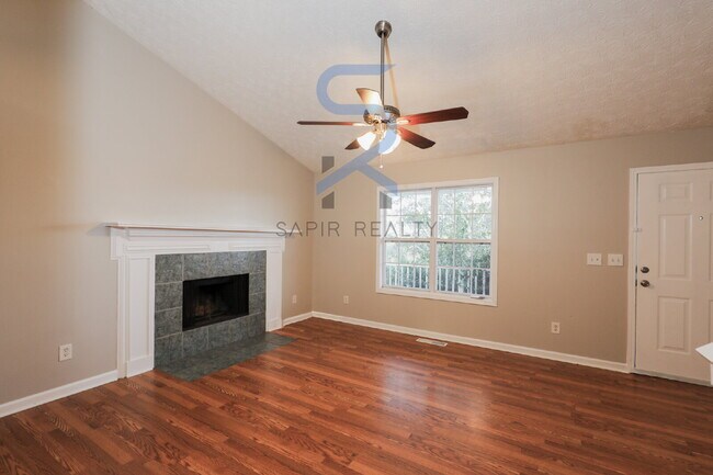 Foto del edificio - LIMITED-TIME OFFER! Apply today with NO APPLICATION FEE! Terms apply. Call (678) 487-7896, Option...