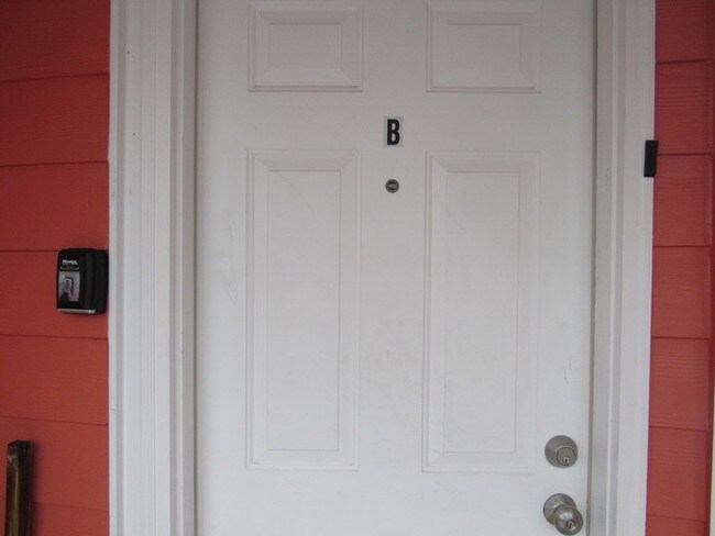 Foto del edificio - *SELF SHOW AVAILABILITY*  302 E Walnut Unit B