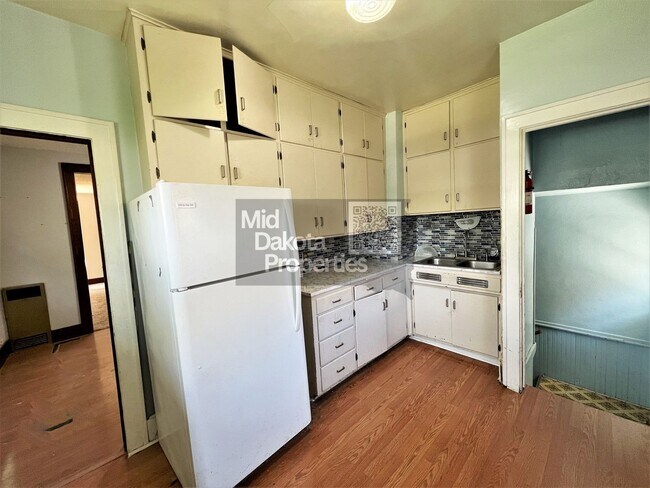 Foto del edificio - 414 W 11th- 4 bedroom house with a garage