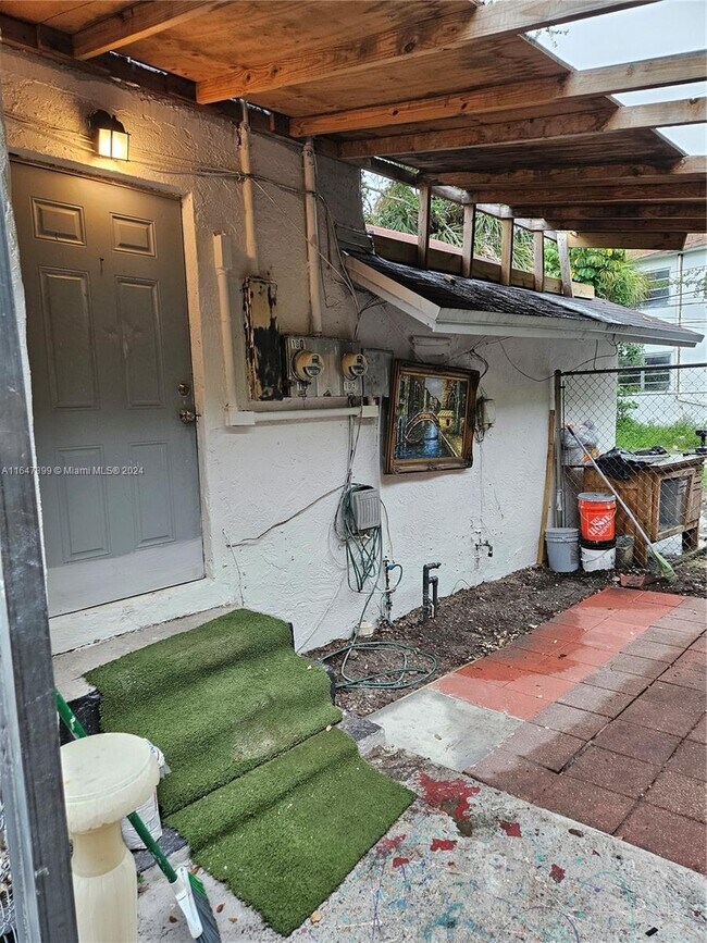 Building Photo - 1008 N 18th Ct