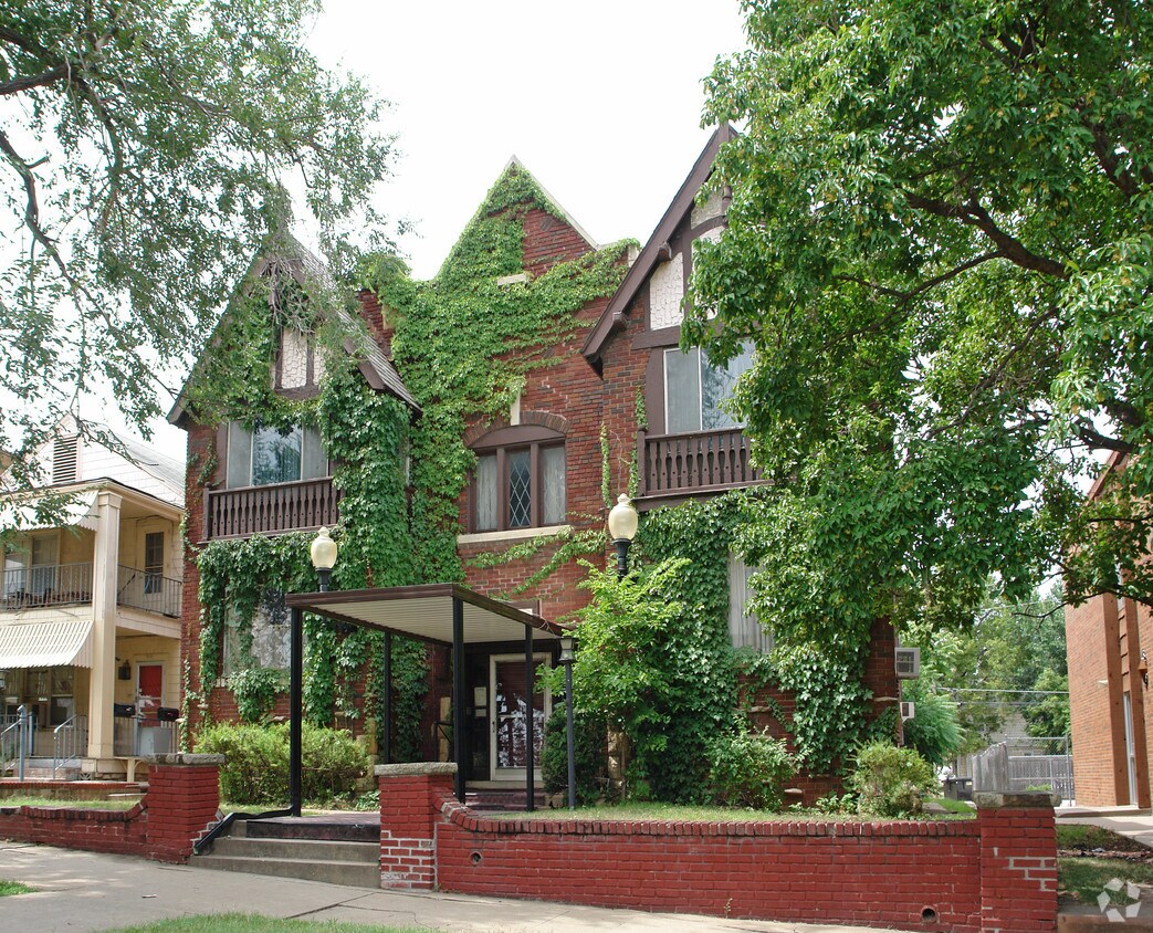 Building Photo - 915 SW Tyler St