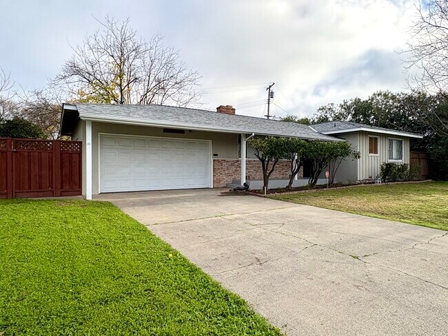 Foto del edificio - Beautiful 3 Bedroom For Rent in Sacramento!