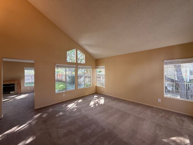 Building Photo - Great 3B/2.5BA House in Oceanside!