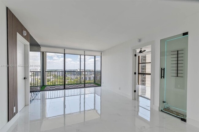 Foto del edificio - 20335 W Country Club Dr