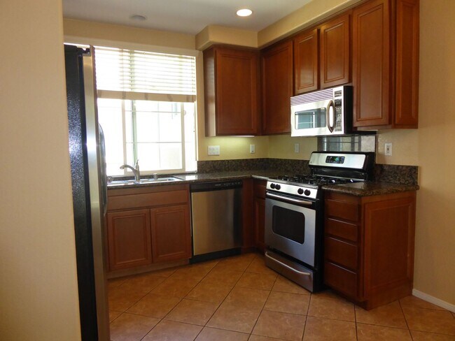 Building Photo - Conveniently located 3 BR, 3 Bath townhome...