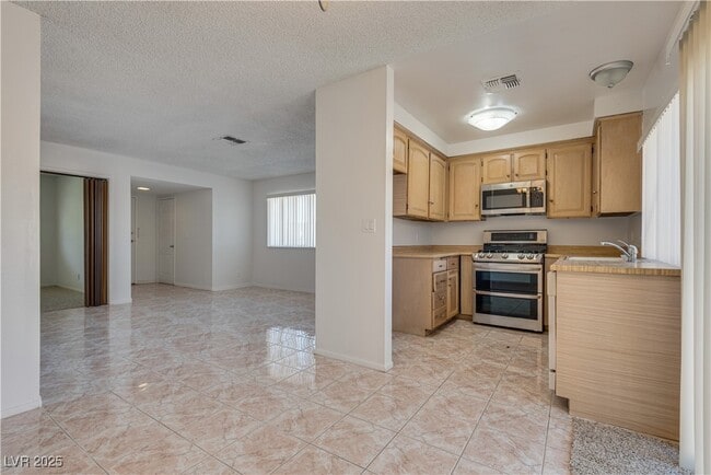 Foto del edificio - 6211 Meadow Brook Ln