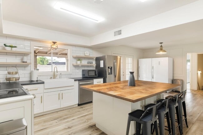 Photo - 2610 S Ventura Dr House