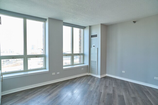 Building Photo - 600 N Kingsbury St