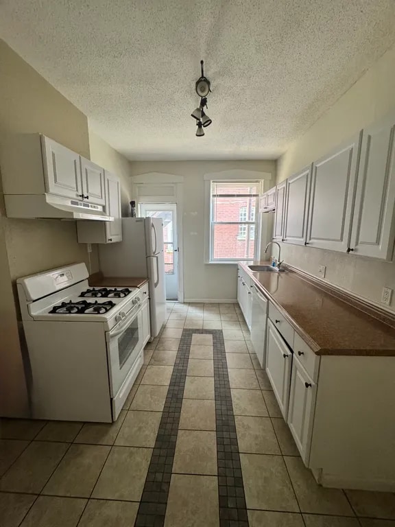 Building Photo - 3890 Juniata St