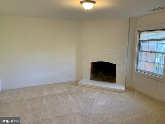 Foto del edificio - 411 Maple Ct