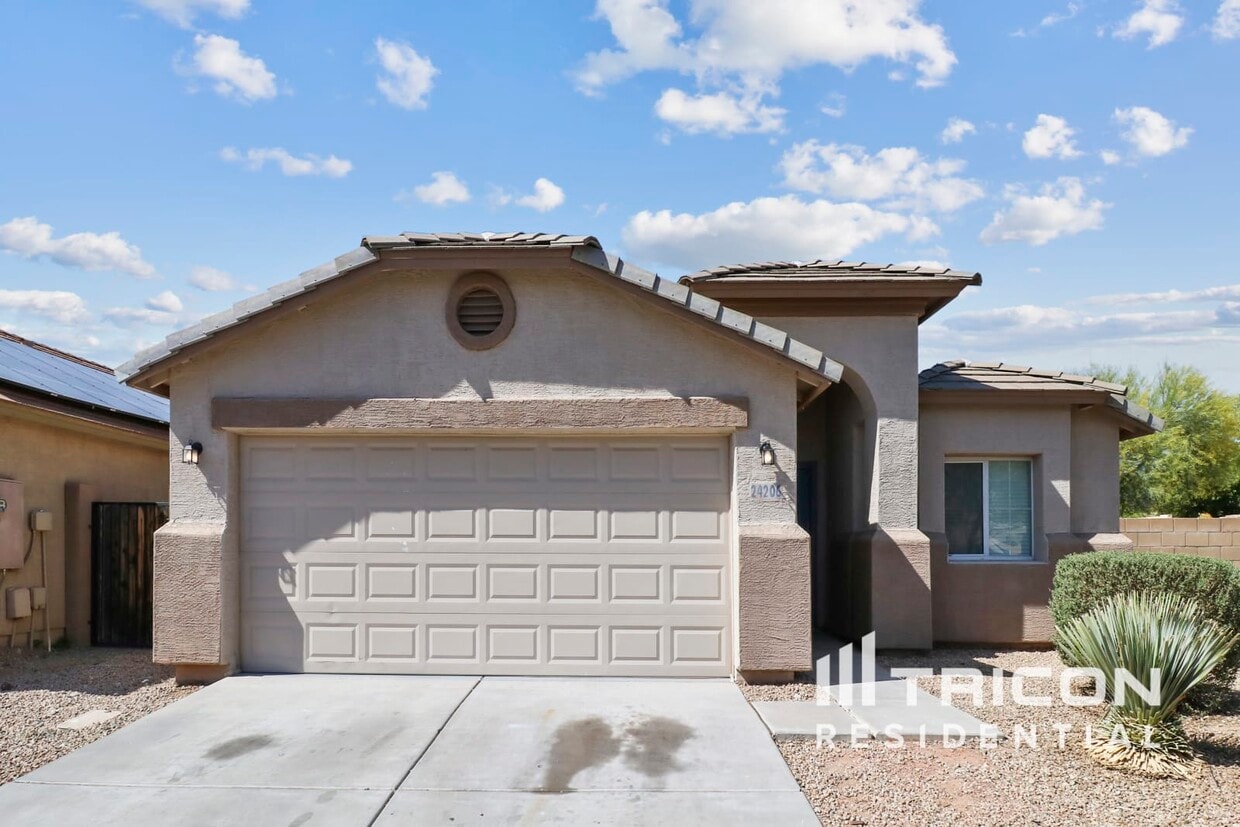 Foto principal - 24206 W Desert Bloom St