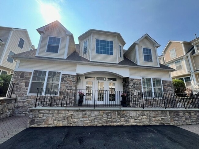 Building Photo - 2 Bedroom Townhome in Stamford