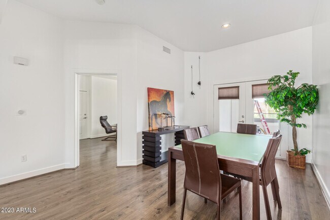 Building Photo - 945 E Playa Del Norte Dr