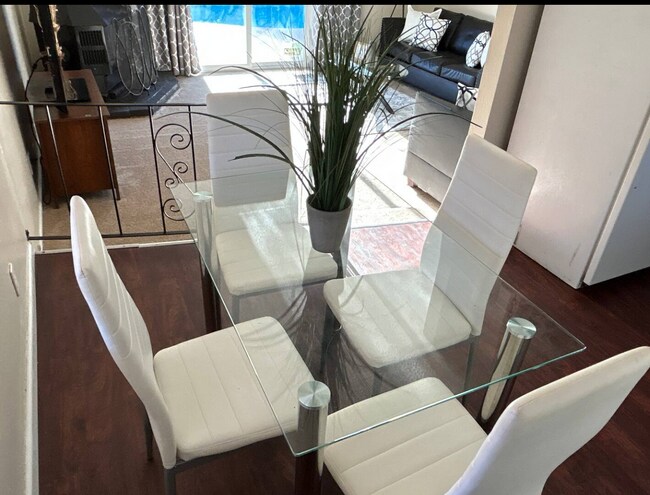 Foto del edificio - 4563 N Maple Ave