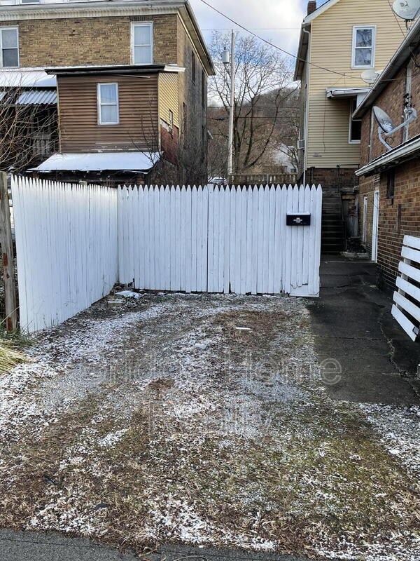 Building Photo - 456 Woodlane Ave