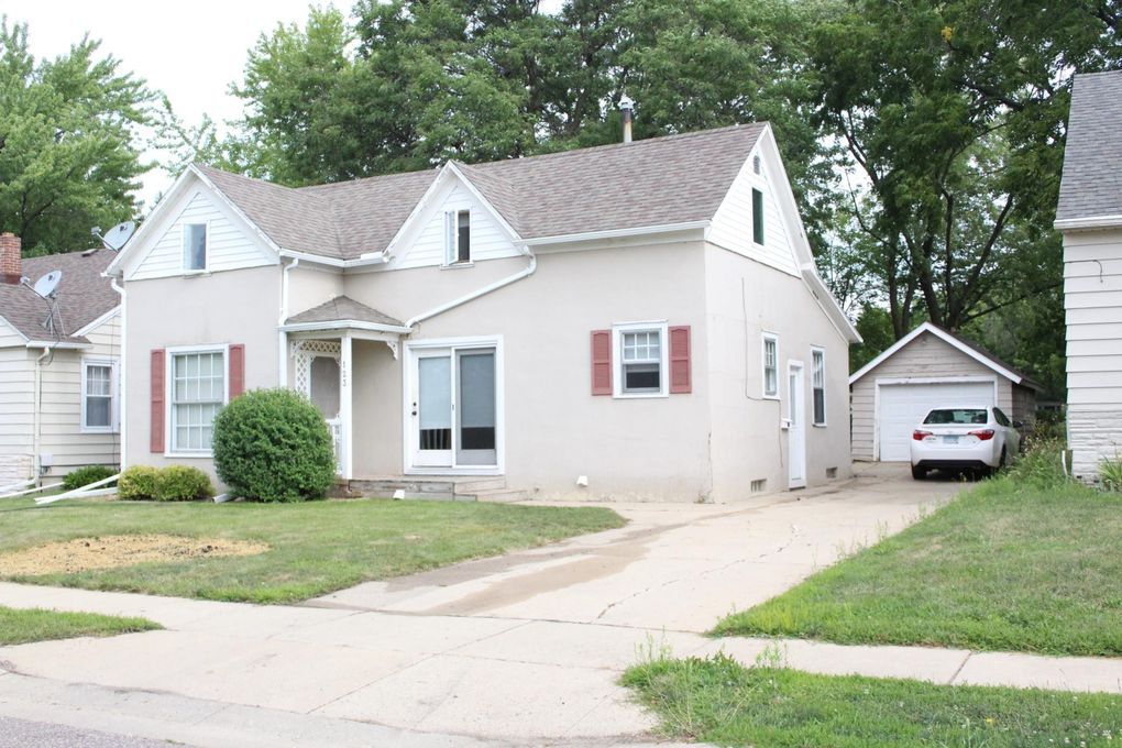 front - 123 Maple St