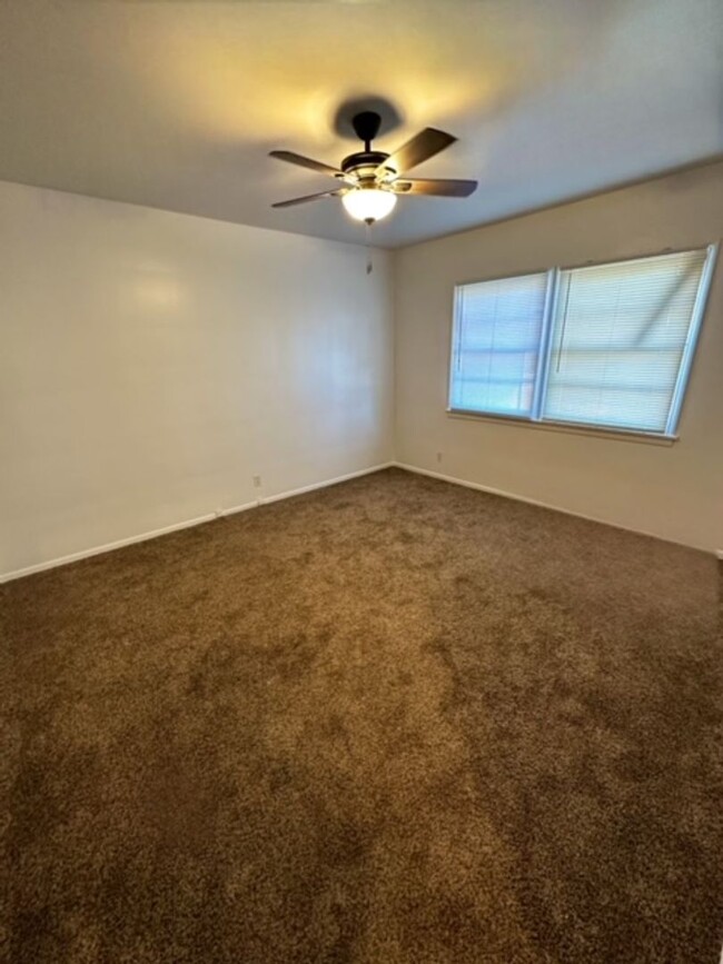 Building Photo - 2 bdrm, 1 bath, 2-car garage - remodeled p...