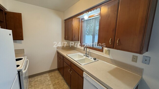 Foto del edificio - Charming 2BD/1BA with Patio  - Milwaukie