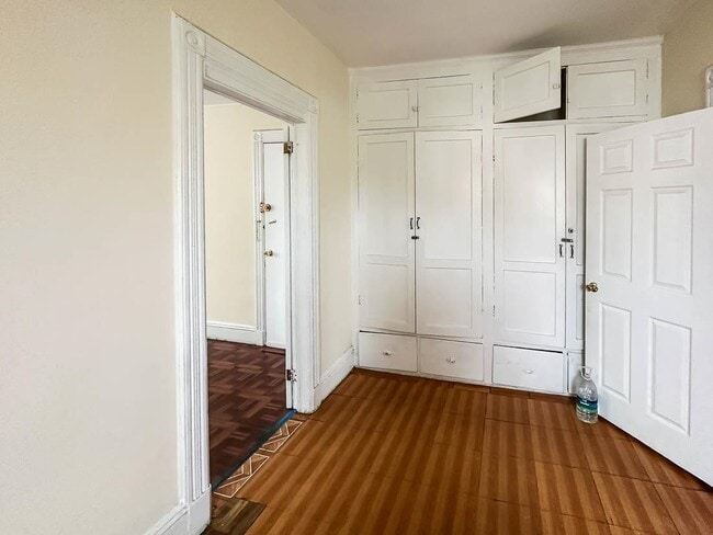 Building Photo - 170 St Pauls Ave