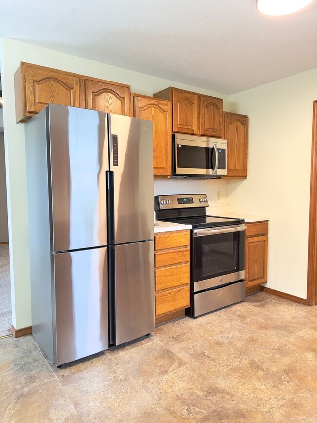 Building Photo - Adorable 3 Bedroom home on a big lot in NI...