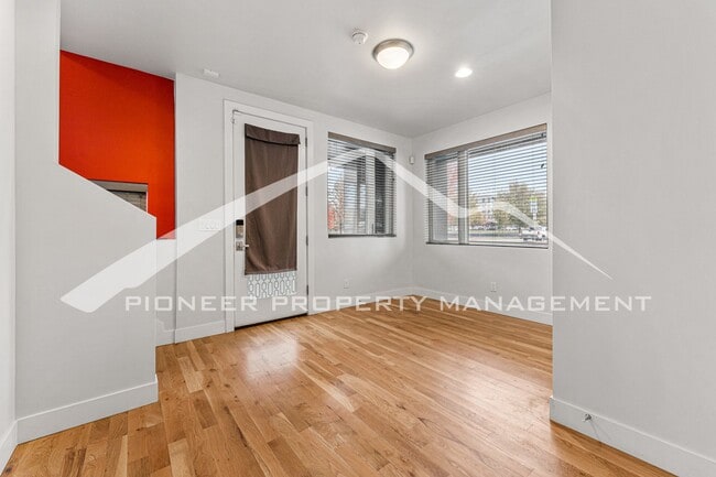 Building Photo - Amazing Townhome with Rooftop Patio, Centr...