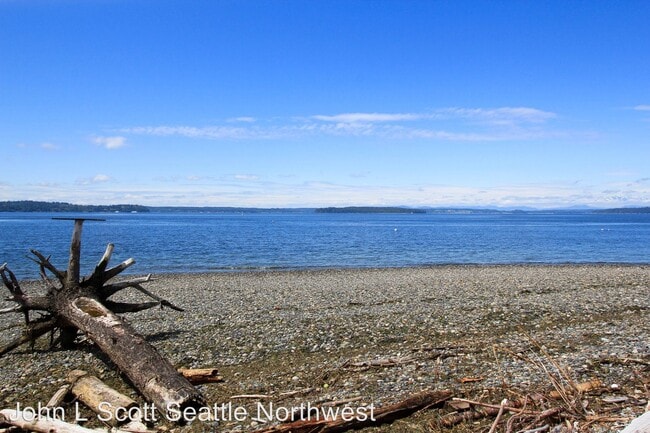 Building Photo - 7035 Beach Dr SW