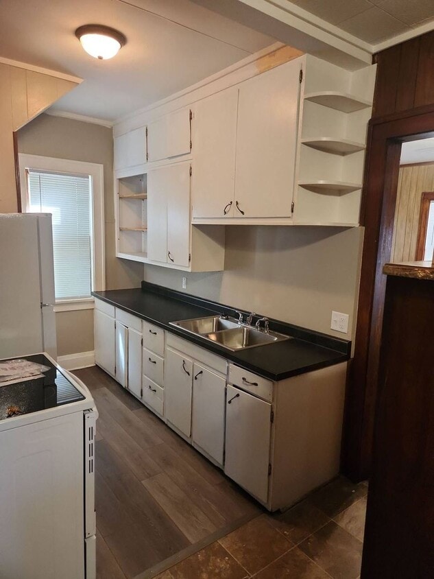 Building Photo - Spacious 4 Bedrooms!