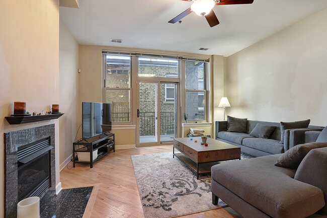 Building Photo - Beautiful 2BD/2BTH Apartment on Lawrence  ...