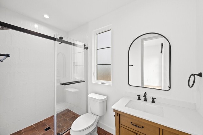 Foto del edificio - Bright and Spacious Newly Renovated Townhome | 5 Bedroom | 5 Bathroom | Parking Included