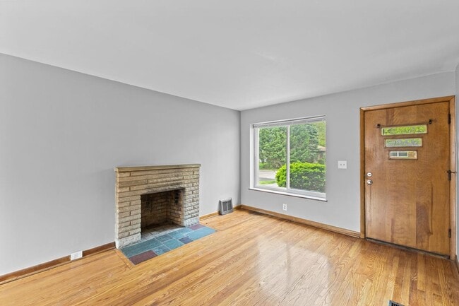Building Photo - 723 Village Dr
