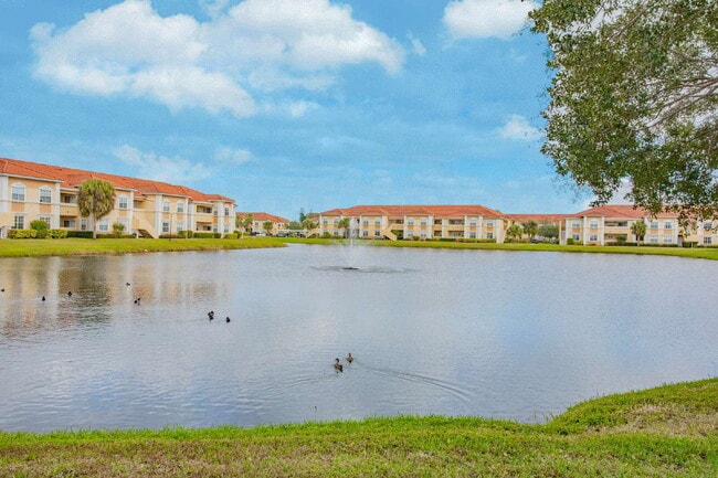 Foto del edificio - "Spacious & Stylish 3-Bed, 2-Bath Condo Retreat  close to downtown Sarasota. Gated, Luxury Commun...