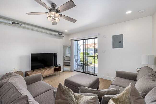 Foto del edificio - "Charming 1-Bedroom Townhouse in Phoenix –...