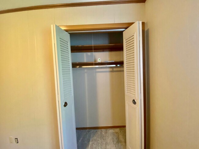 Building Photo - 2 Bed/1.5 Bath Ground floor