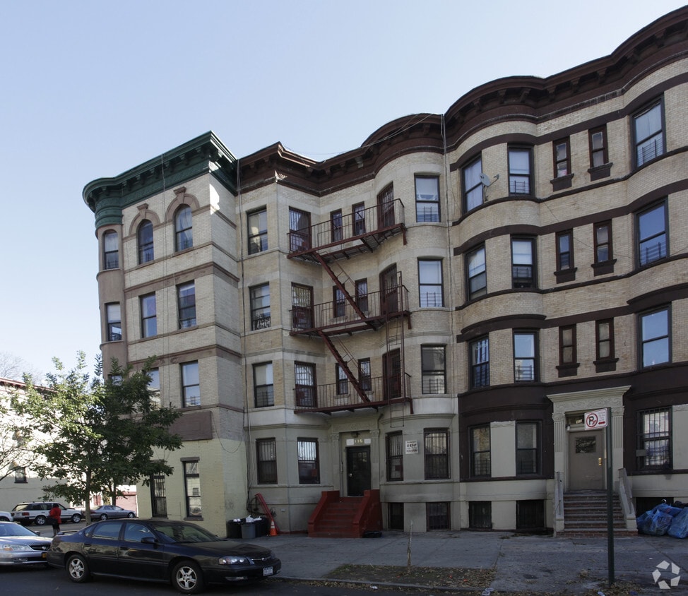 Primary Photo - 135 Albany Ave