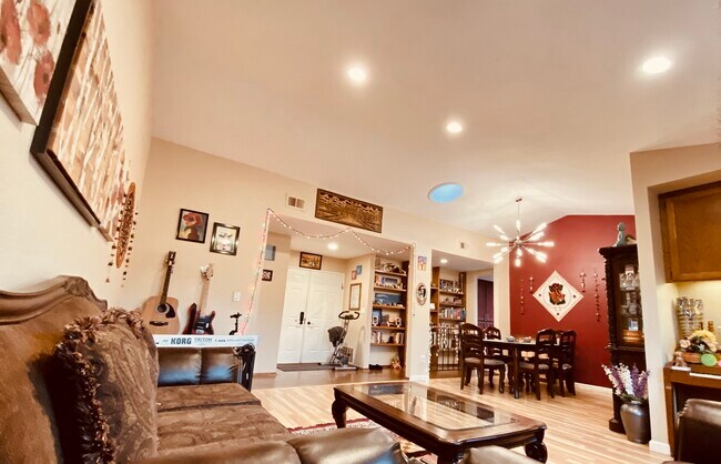 Building Photo - 2959 Silverland Dr