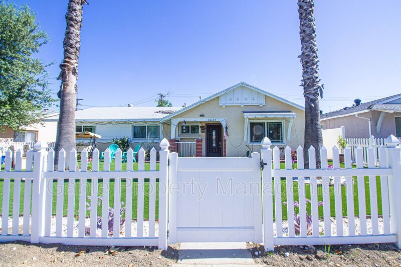 Foto principal - 23608 Vanowen St