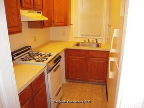 Building Photo - 463 Park Dr