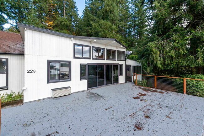 Foto del edificio - BEAUTIFUL CABIN STYLE HOME ACROSS FROM SIL...