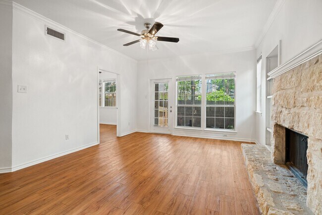 Building Photo - BEST 2 BEDROOM - PRIVATE YARD - PRIVATE GA...