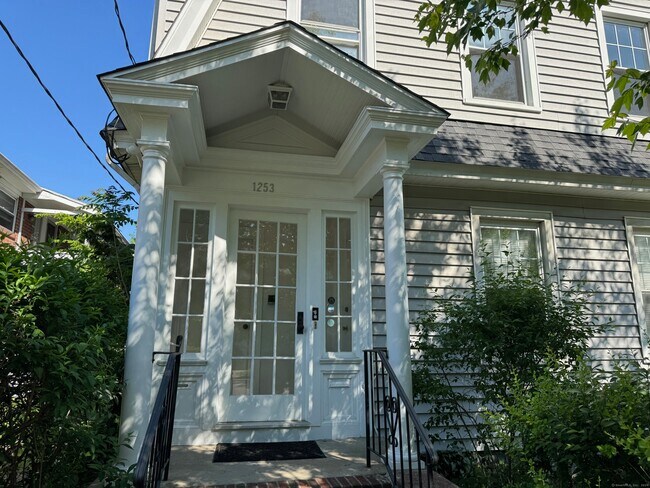 Foto del edificio - 1253 Forest Rd