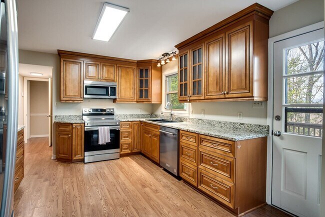 Building Photo - Large Family Home close to WCU