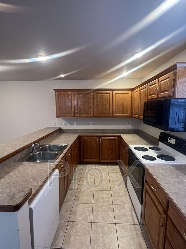 Building Photo - 2915 Santa Fe Dr