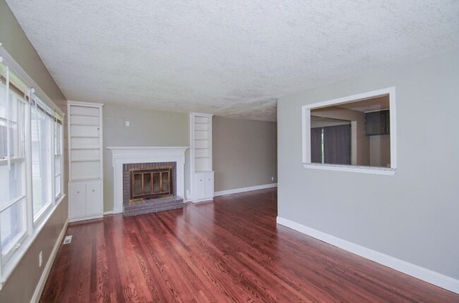 Foto del edificio - Beautiful 3 Bedroom / 1.5 Bath *Large Corner Lot* 2 Car Garage