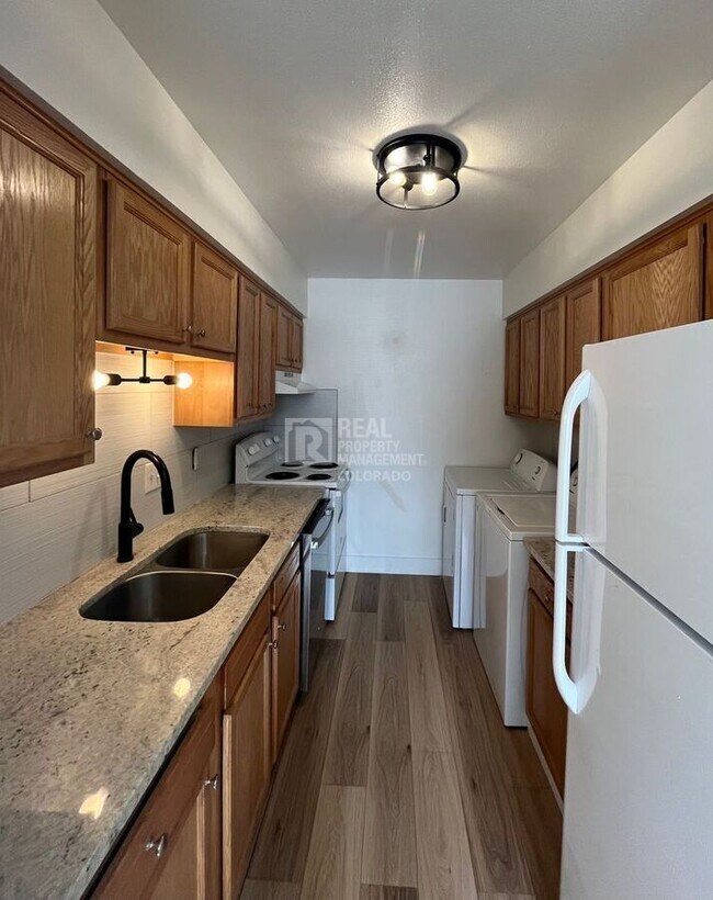 Foto del edificio - 30 Emery Way