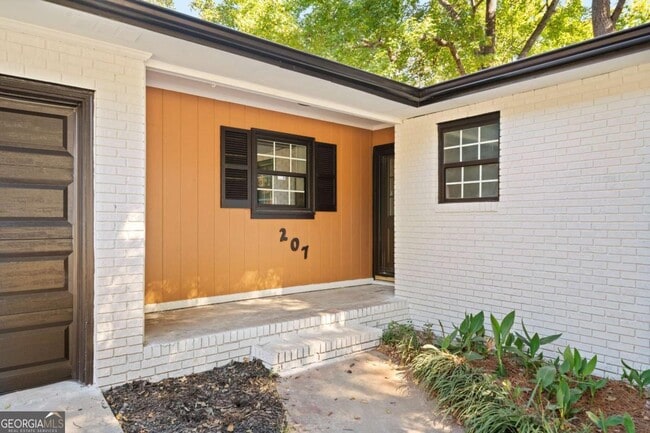 Building Photo - 207 Tanglewood Dr