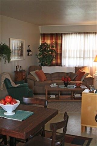 Foto del edificio - 711 Glenoak Dr