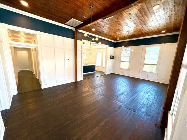 Building Photo - AVAILABLE NOW! Jaw Dropping 4 Bedroom / 3 ...