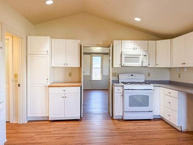 Building Photo - 3 bedroom, 2 bathroom Quiet Retreat With Scenic Views-Mansfield, Illinois